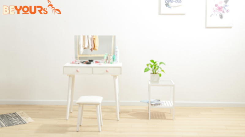 Bàn trang điểm ngồi bệt trang trí hoa tươi