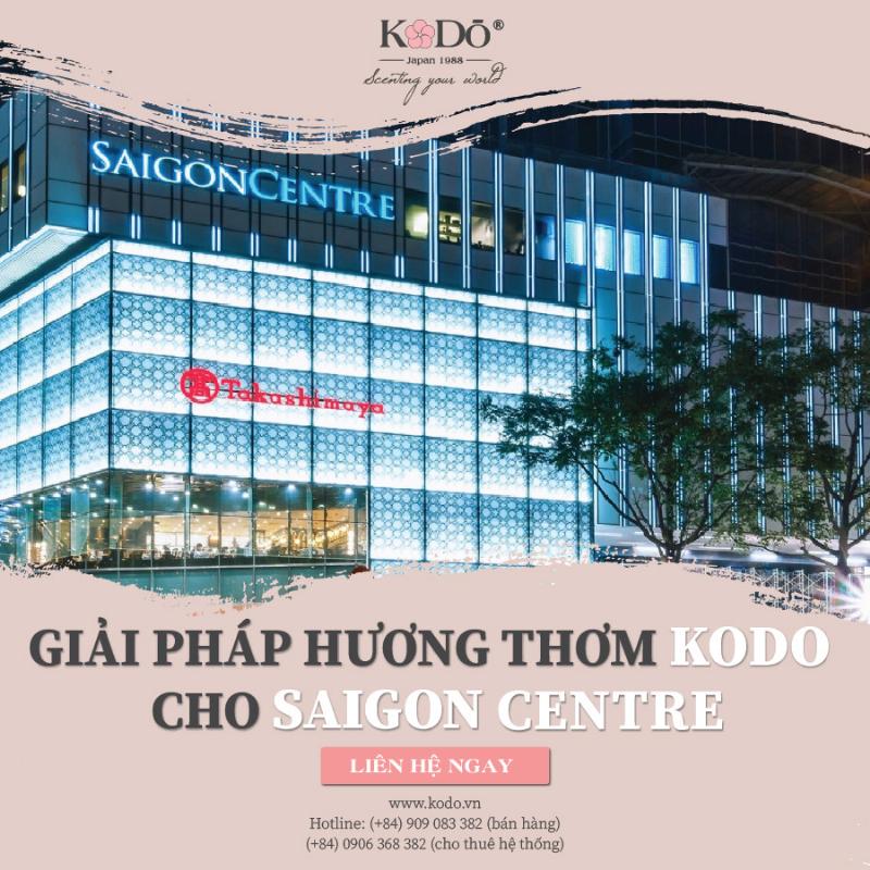 Hinh anh mot nguoi phu nu dang cam chai nuoc hoa Zara nu, co the dang thu mui, the hien cam xuc hai long, dat tren nen mo ao lien quan den mua sam hoac phong cach. Them tieu de "Bi Quyet Chon Nuoc Hoa Zara Nu Dung Cach".