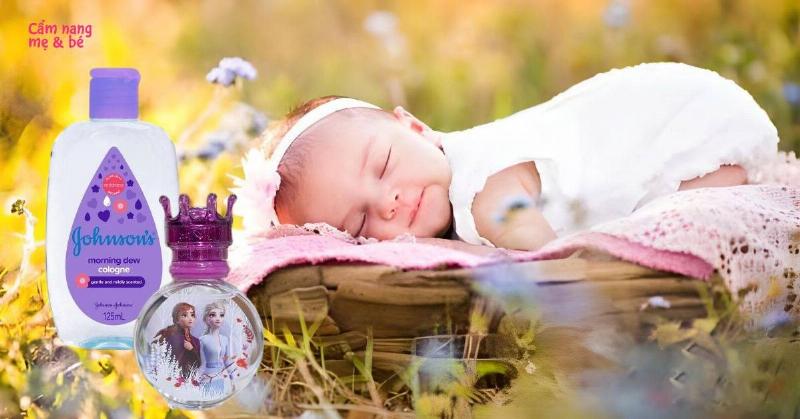 Hình ảnh minh họa cách xịt nước hoa em bé Johnson Baby lên quần áo thay vì da.