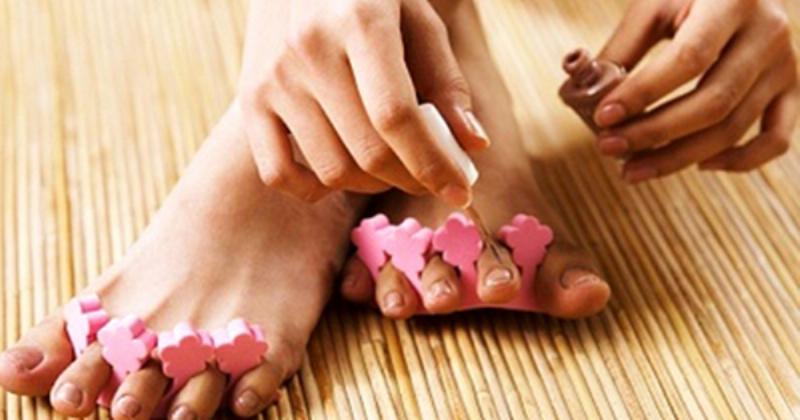 Cách sơn móng chân tại nhà