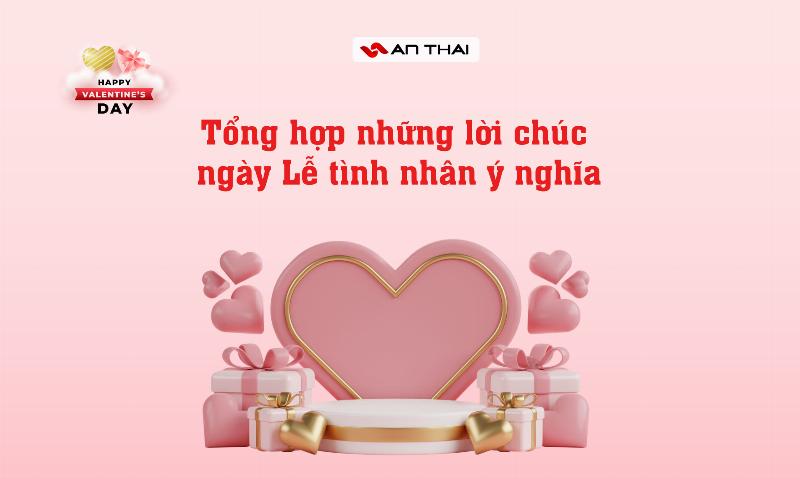 Người phụ nữ mỉm cười khi viết lời chúc đám cưới chân thành vào tấm thiệp, tập trung vào bàn tay và tấm thiệp