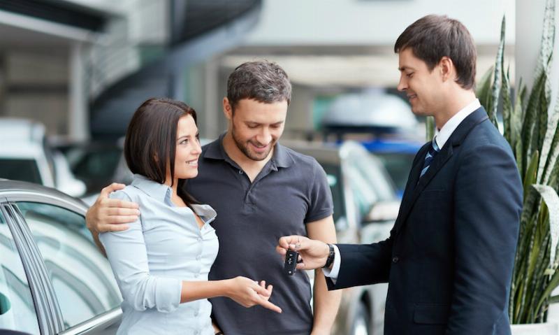 Hình ảnh minh họa một người đàn ông đang mỉm cười hoặc trông thoải mái, chấp nhận tình trạng giật mắt của mình. Có thể sử dụng biểu tượng "ổn rồi" hoặc "bình tĩnh" bên cạnh con mắt. Thể hiện sự giải tỏa tâm lý.