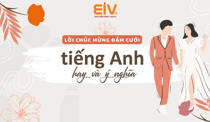 Hình ảnh bạn bè cùng nhau viết lời chúc đám cưới chân thành và đầy cảm xúc trên tấm thiệp mừng hạnh phúc