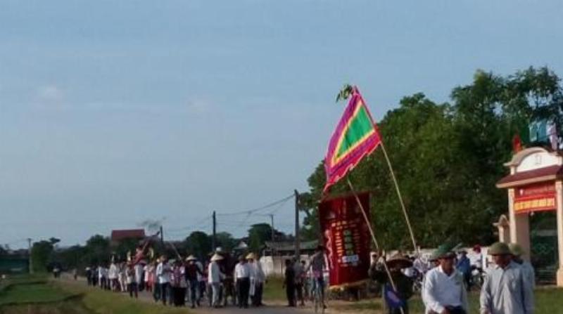Một người dùng đang gõ lời chúc đám cưới lên điện thoại thông minh, màn hình hiển thị giao diện mạng xã hội, thể hiện việc chúc online