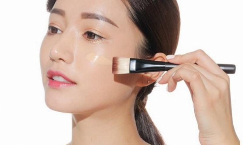 Dưỡng ẩm da khô trước khi dùng kem nền