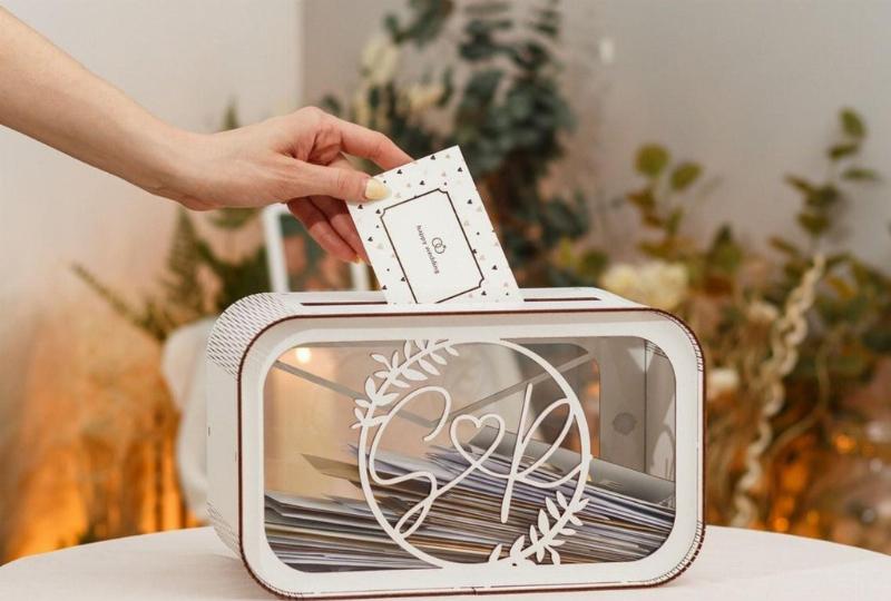 Một cặp đôi đang xem tin nhắn video chúc mừng đám cưới trên máy tính bảng, thể hiện sự kết nối và xúc động khi nhận lời chúc từ xa