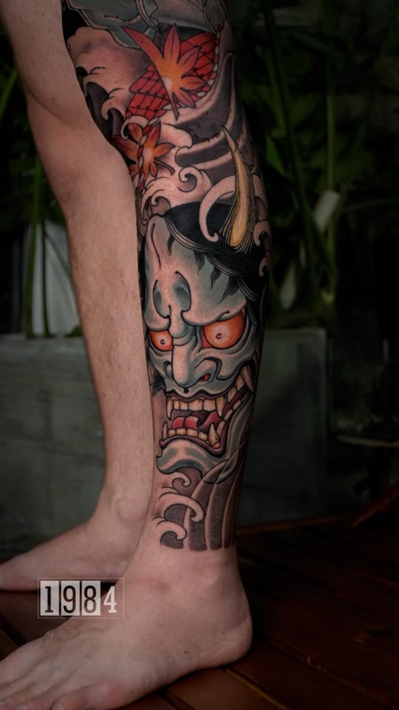 Hình xăm Nhật cổ full tay trắng đen với mặt nạ quỷ Hannya đầy biểu cảm, thể hiện sự phức tạp của cảm xúc con người.