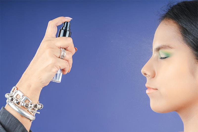 Khi nào nên sử dụng xịt khoá nền