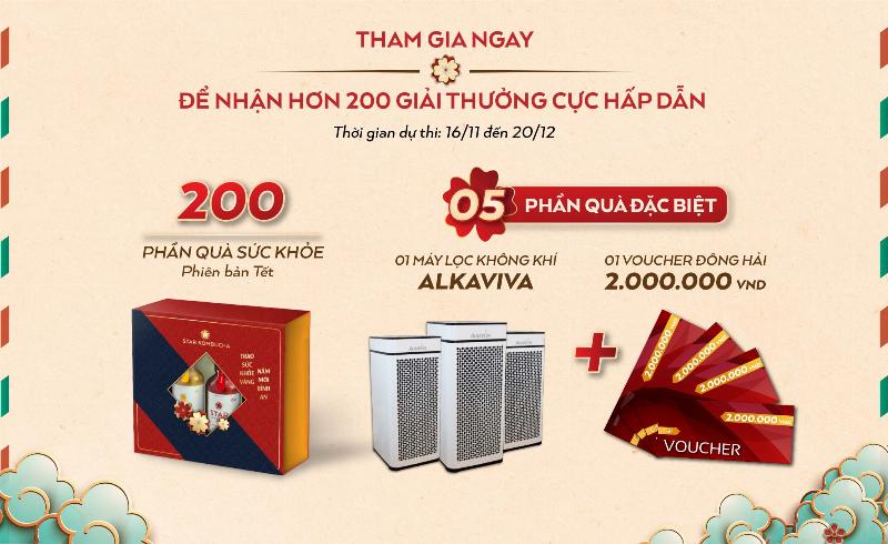 Một người đang đọc lại một tấm thiệp chúc mừng đám cưới có viết về kỷ niệm chung, khuôn mặt thể hiện sự xúc động và hoài niệm