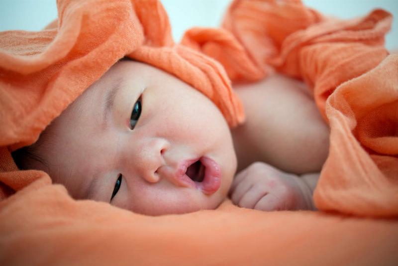 Hình ảnh minh họa sự gắn kết giữa mẹ và bé, hoặc cảm giác sảng khoái khi dùng nước hoa em bé.