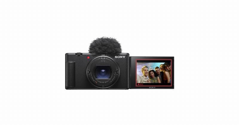 Hinh anh mot nguoi dang cau hinh menu tren man hinh may chup hinh Sony.