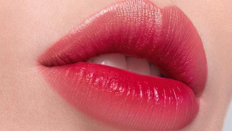 Hình ảnh môi đang trong giai đoạn bong vảy, cần dưỡng ẩm liên tục với dưỡng môi sau xăm loại tốt để hỗ trợ quá trình này