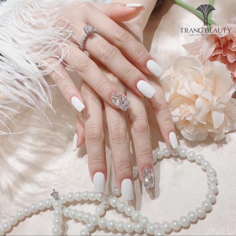 Mẫu nail trắng đính đá ombre