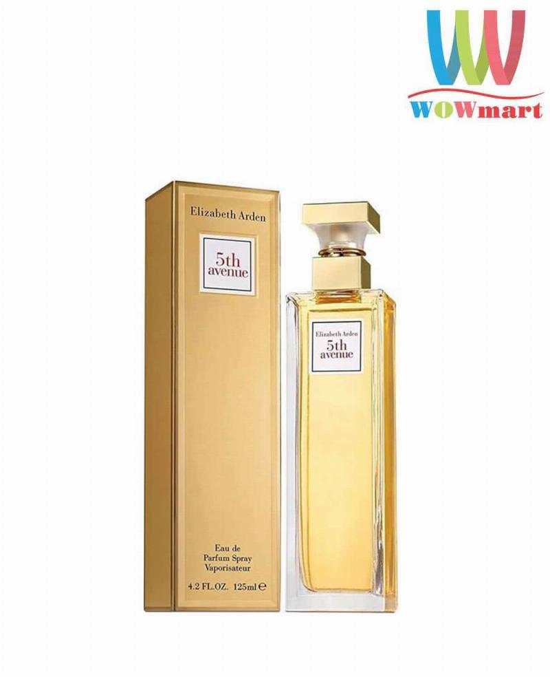 Hinh anh chai nuoc hoa Elizabeth Arden 5th Avenue tren nen kien truc thanh pho co dien