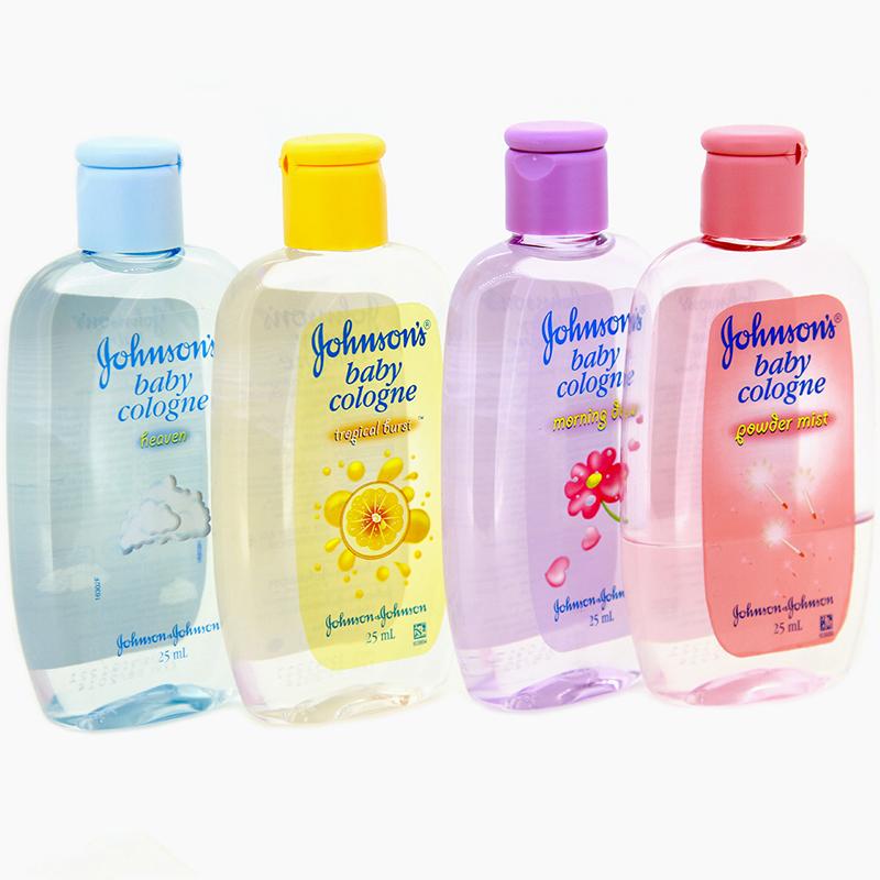 Hình ảnh người lớn sử dụng nước hoa em bé Johnson Baby.