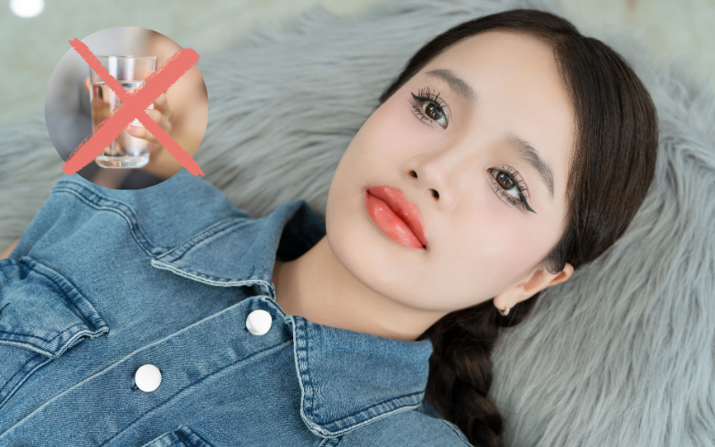 Hình ảnh một người đang uống nước, nhấn mạnh tầm quan trọng của việc giữ ẩm từ bên trong cho đôi môi sau xăm
