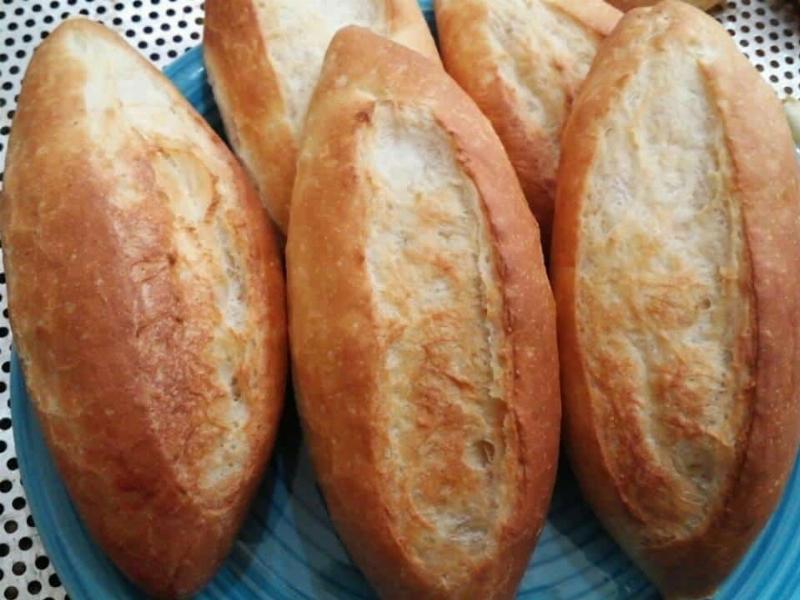 Một ổ bánh mì tròn lớn được nướng vàng đều, vỏ giòn nứt đẹp mắt, ruột xốp mềm, minh họa thành phẩm tuyệt vời khi dùng bột mì số 11
