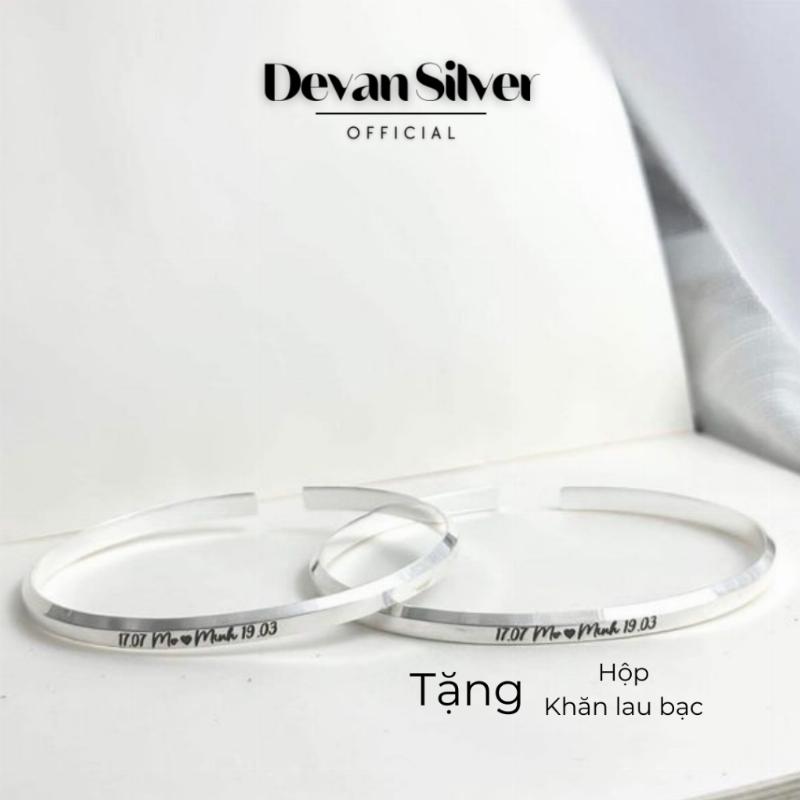 Tổng hợp các chất liệu phổ biến dùng làm vòng tay đôi: bạc, vàng, titan, da, hạt.