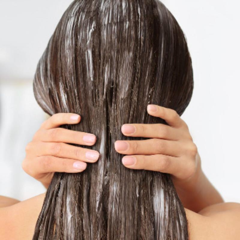Một bộ sưu tập các lọ dầu hấp tóc khác nhau với nhãn ghi các thành phần phổ biến như Keratin, Argan Oil, Shea Butter