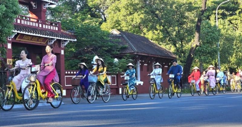 Hinh anh phu nu Viet Nam doi man doi dau truyen thong co vanh voi ao dai co dien