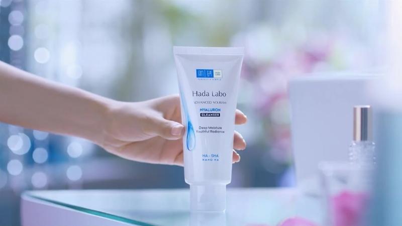 Hình ảnh các chai toner Hada Labo khác nhau phân loại theo màu sắc, đại diện cho các dòng sản phẩm riêng biệt