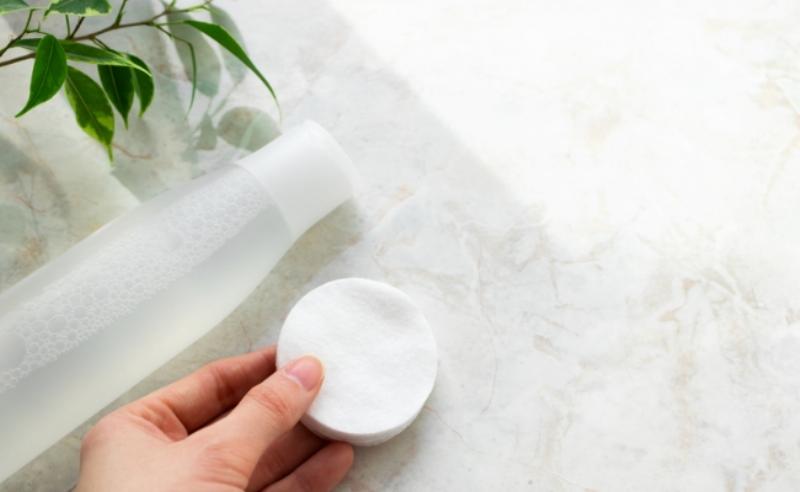 Minh họa cách dùng toner cho da dầu bằng tay, vỗ nhẹ giúp sản phẩm thẩm thấu.