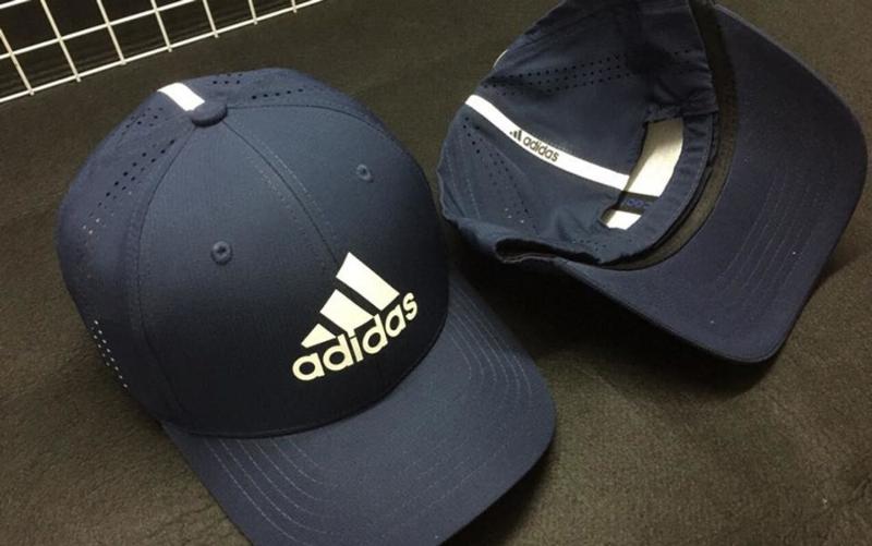 Cách phân biệt áo khoác Adidas 3 sọc chính hãng qua tem mác, logo và đường may chi tiết