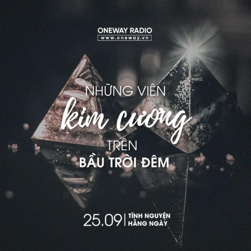 Một người đang nhắn tin chúc ngủ ngon vào buổi tối, tập trung vào màn hình điện thoại với bầu không khí ấm áp