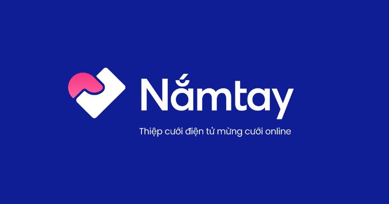 Một cặp đôi đang cắt bánh cưới, nhận những câu chúc hay từ bạn bè và gia đình trong ngày trọng đại