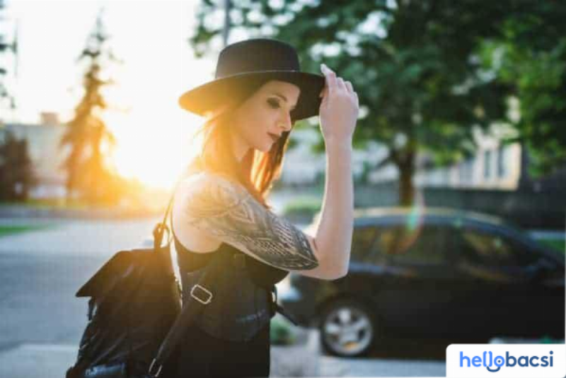 Hình ảnh minh họa các bước chăm sóc hình xăm Triệu Vân sau khi xăm, bao gồm vệ sinh, dưỡng ẩm và tránh ánh nắng