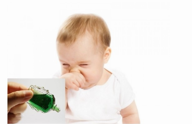 Hình ảnh liên quan đến các phương pháp chăm sóc sức khỏe truyền thống kết hợp với dầu gió