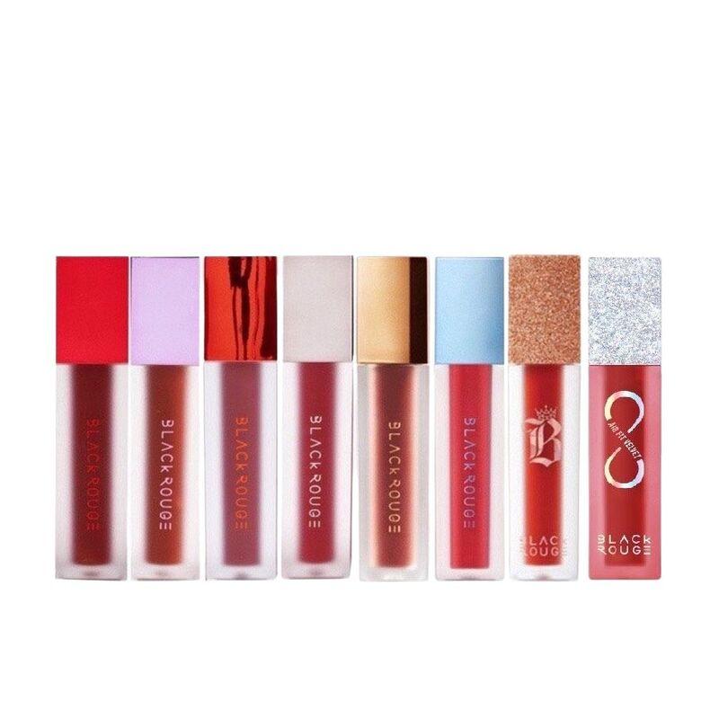 Hình ảnh cận cảnh đôi môi sử dụng son Black Rouge A50, thể hiện chất son mịn lì như nhung và màu đỏ nâu đất chuẩn đẹp.
