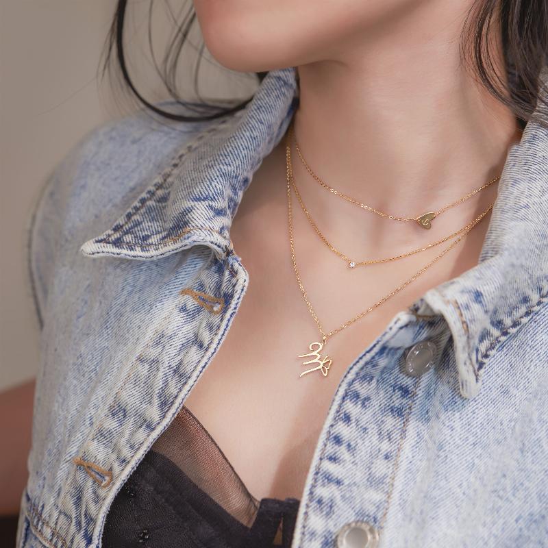 Hình ảnh một người đang thử dây chuyền thánh giá với độ dài khác nhau, minh họa cách chọn chiều dài dây phù hợp