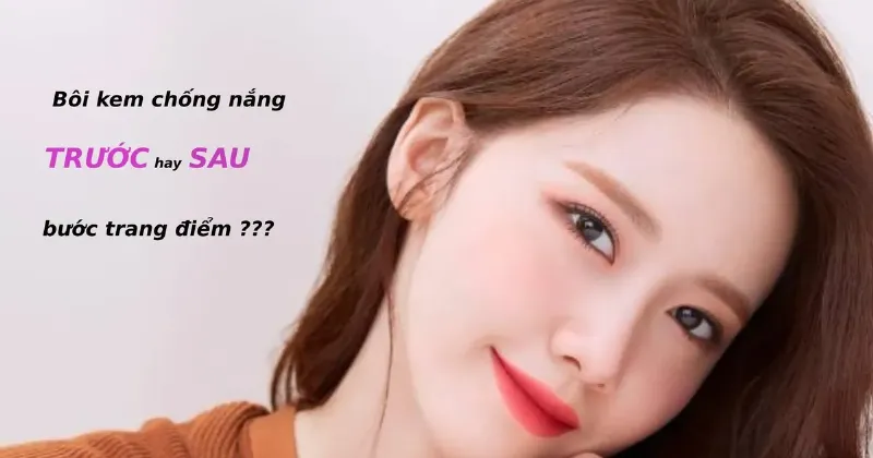 Hinh anh mot nguoi dang thoa kem chong nang len tay va chan khi di bien, nhan manh tam quan trong cua chong nang khi duong trang da body