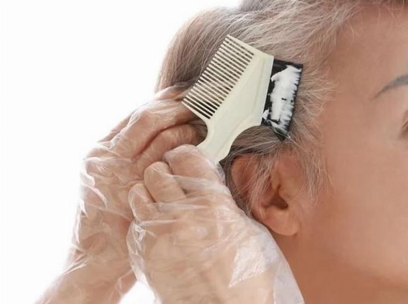 Chuẩn bị kỹ lưỡng trước khi nhuộm tóc màu đỏ tại nhà, bao gồm dụng cụ và kiểm tra thuốc