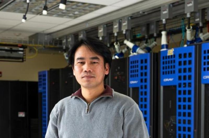 Giải thích chi tiết cơ chế hóa phát quang tạo nên ánh sáng trong gậy phát sáng hóa học.