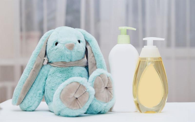 Dầu Johnson Baby dùng để tẩy trang lớp trang điểm trên mặt, phù hợp cho da nhạy cảm