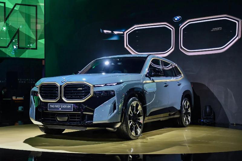 Một mẫu concept gậy phát sáng tương lai với thiết kế hiện đại, có màn hình LED hiển thị thông tin hoặc hiệu ứng phức tạp.