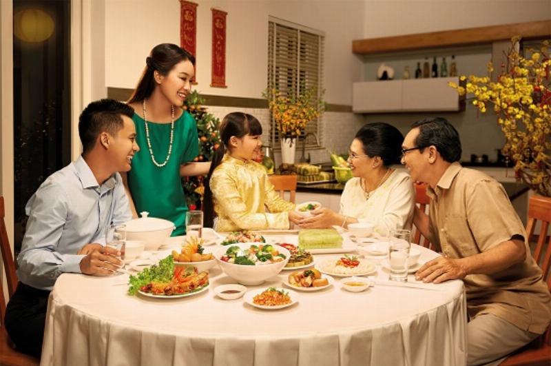 Một gia đình Việt đang quây quần sum họp, trao cho nhau những câu chúc hay ngày Tết, thể hiện sự gắn bó
