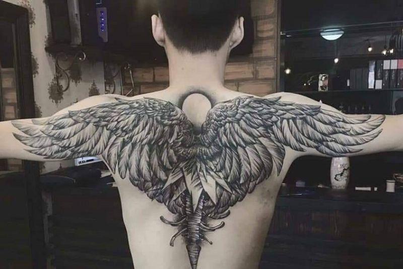 Hình xăm đôi cánh thiên thần lớn trên lưng với chi tiết phức tạp, thể hiện sự mạnh mẽ và bảo vệ.