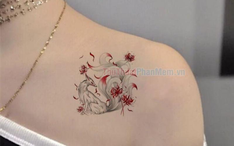 Mau hinh xam mandala sau lung nu chat voi ve dep huyen bi