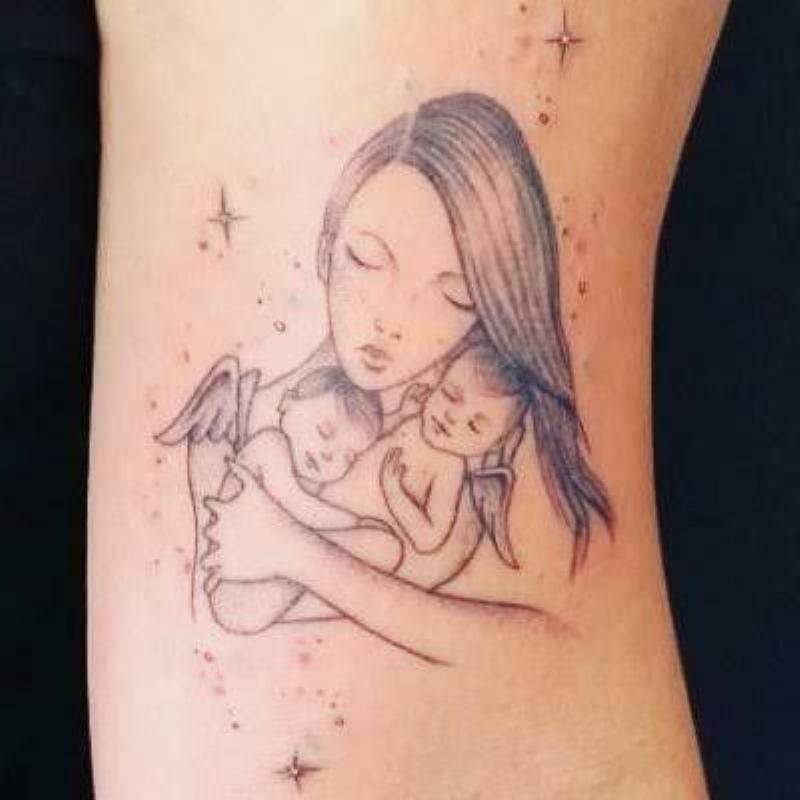 Mẫu hình xăm mẹ con kết hợp chữ hoặc câu nói ý nghĩa về tình mẫu tử