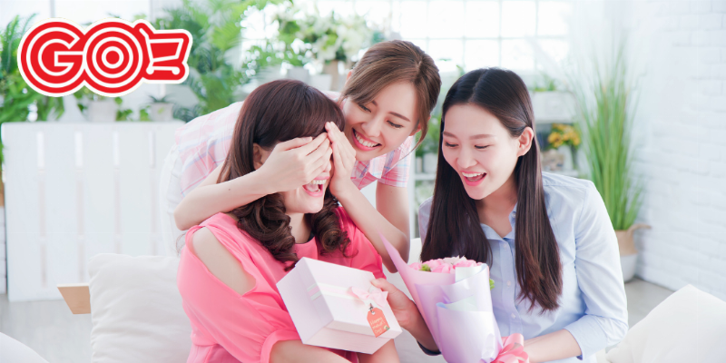 Chiếc hộp đựng trang sức được gói làm quà tặng, thể hiện sự tinh tế và ý nghĩa.