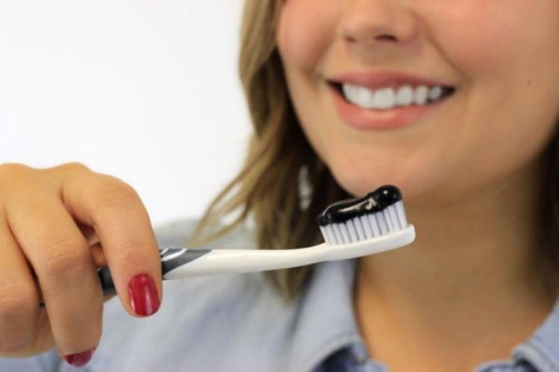 Một hàng răng trắng sáng, khỏe mạnh sau khi sử dụng kem đánh răng than hoạt tính.