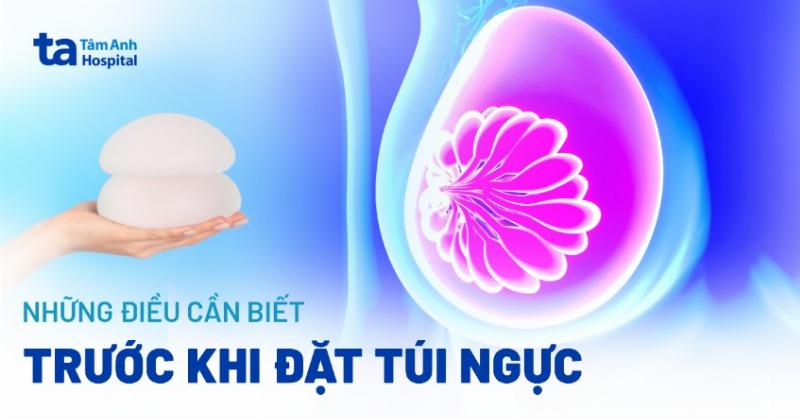 Hình ảnh minh họa người đàn ông đang xem xét các loại vòng đeo silicon khác nhau, thể hiện sự lựa chọn và tìm hiểu.