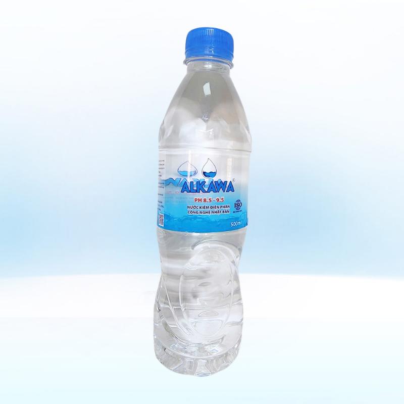 Hình ảnh minh họa lối sống năng động và lành mạnh: một người đang đi bộ nhanh trong công viên, tay cầm chai nước lọc hoặc bình trà lá nam nhỏ