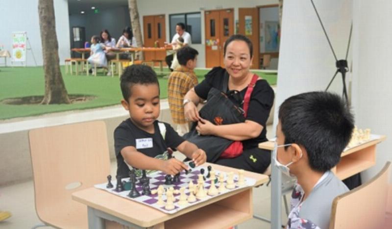 Hành động lắng nghe chân thành - một cách bày tỏ tình yêu với mẹ