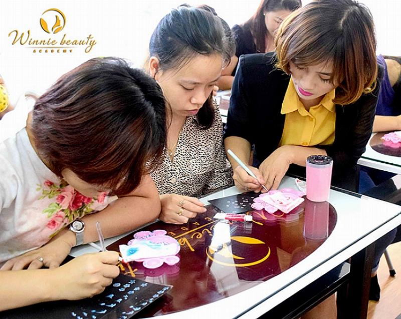 Mẫu nail hoạt hình phức tạp, chi tiết với nhiều nhân vật trong cùng một chủ đề, thể hiện kỹ thuật vẽ cao