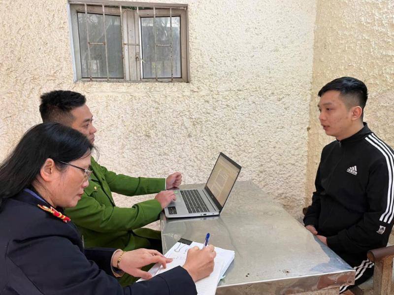 Một người đang lướt điện thoại trong không gian ấm áp, có thể đang tìm kiếm các mẫu văn chúc ngủ ngon hoặc gửi tin nhắn