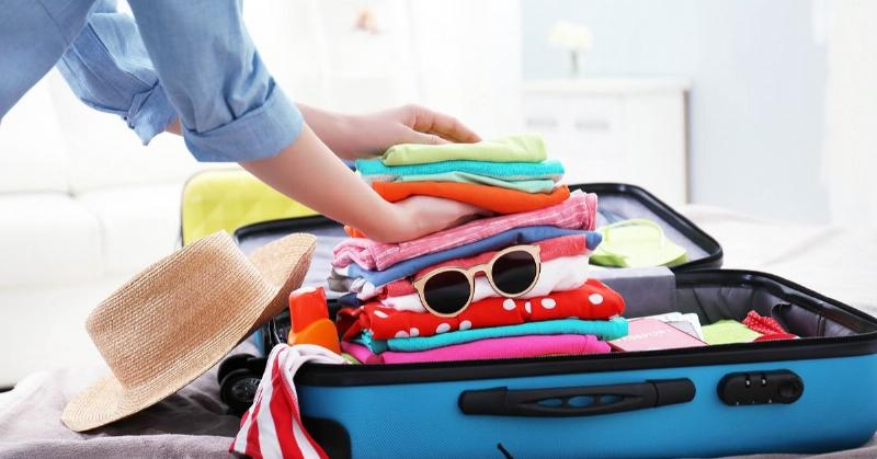 Mẹo cuộn quần áo để tiết kiệm diện tích trong túi packing